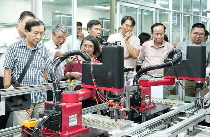 Công ty cổ phần Bóng đèn phích nước Rạng Đông ứng dụng robot tích hợp AI tự động hóa dây chuyền sản xuất 